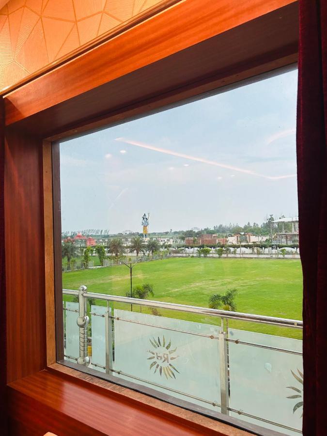 Royal Heritage Hotel & Resort Ayodhya 外观 照片