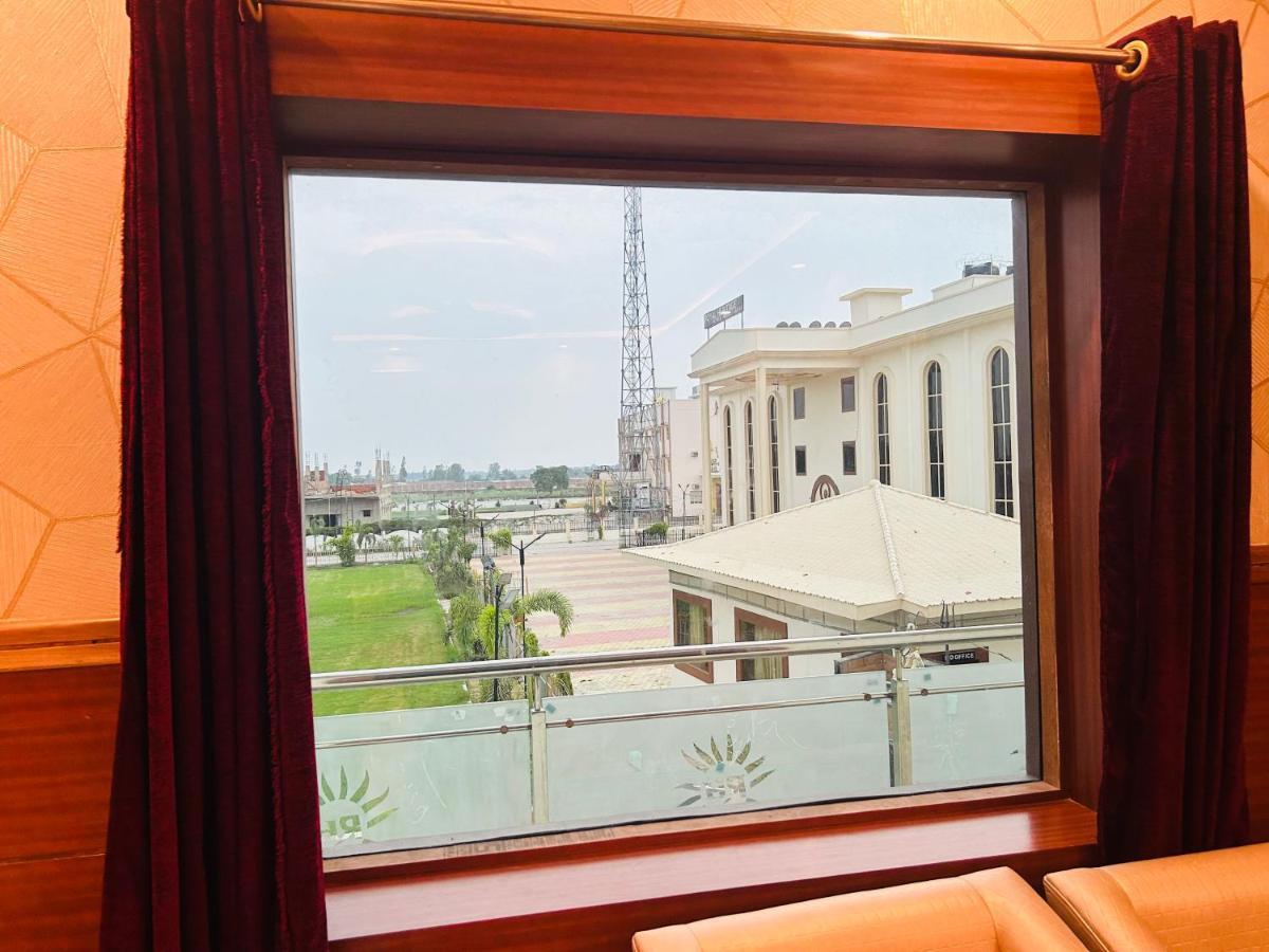 Royal Heritage Hotel & Resort Ayodhya 外观 照片