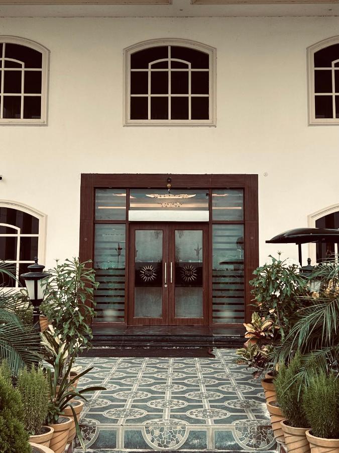 Royal Heritage Hotel & Resort Ayodhya 外观 照片